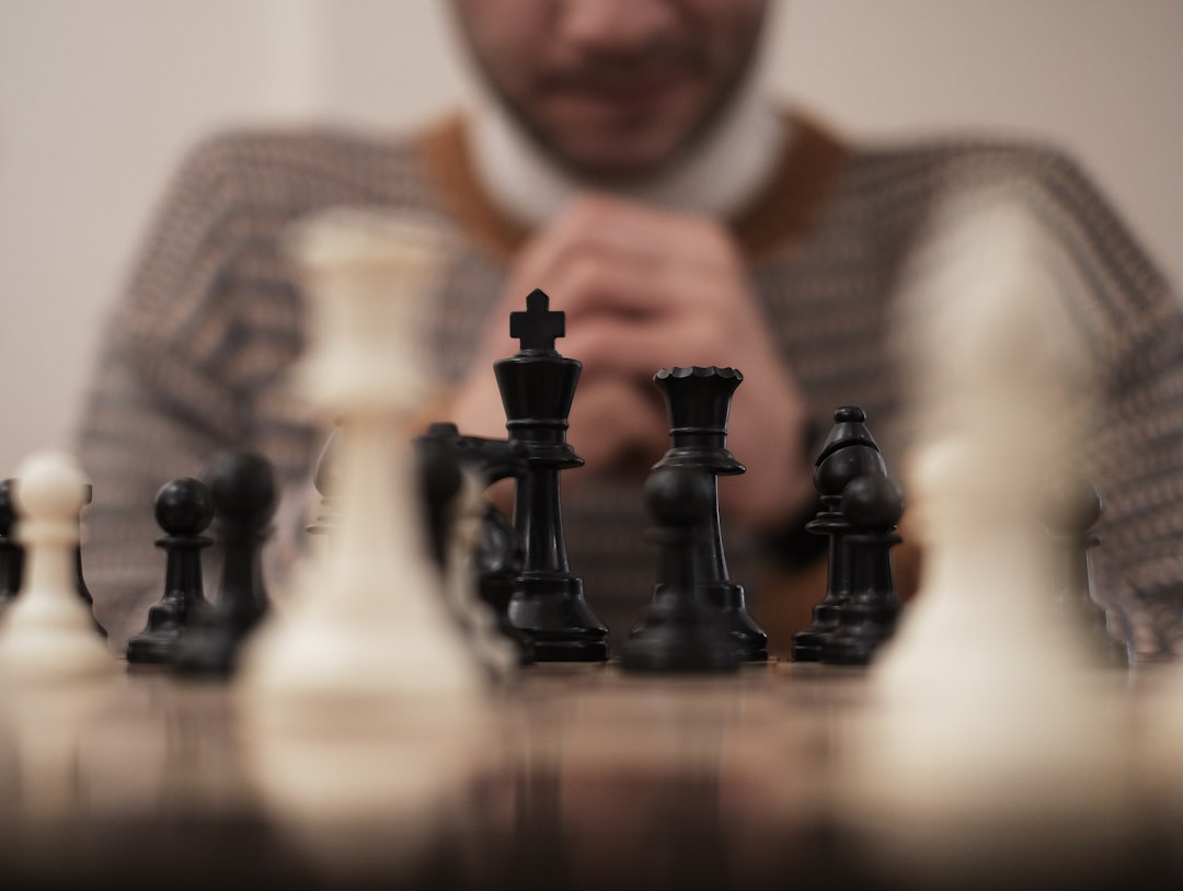 Échecs — a man is playing a game of chess